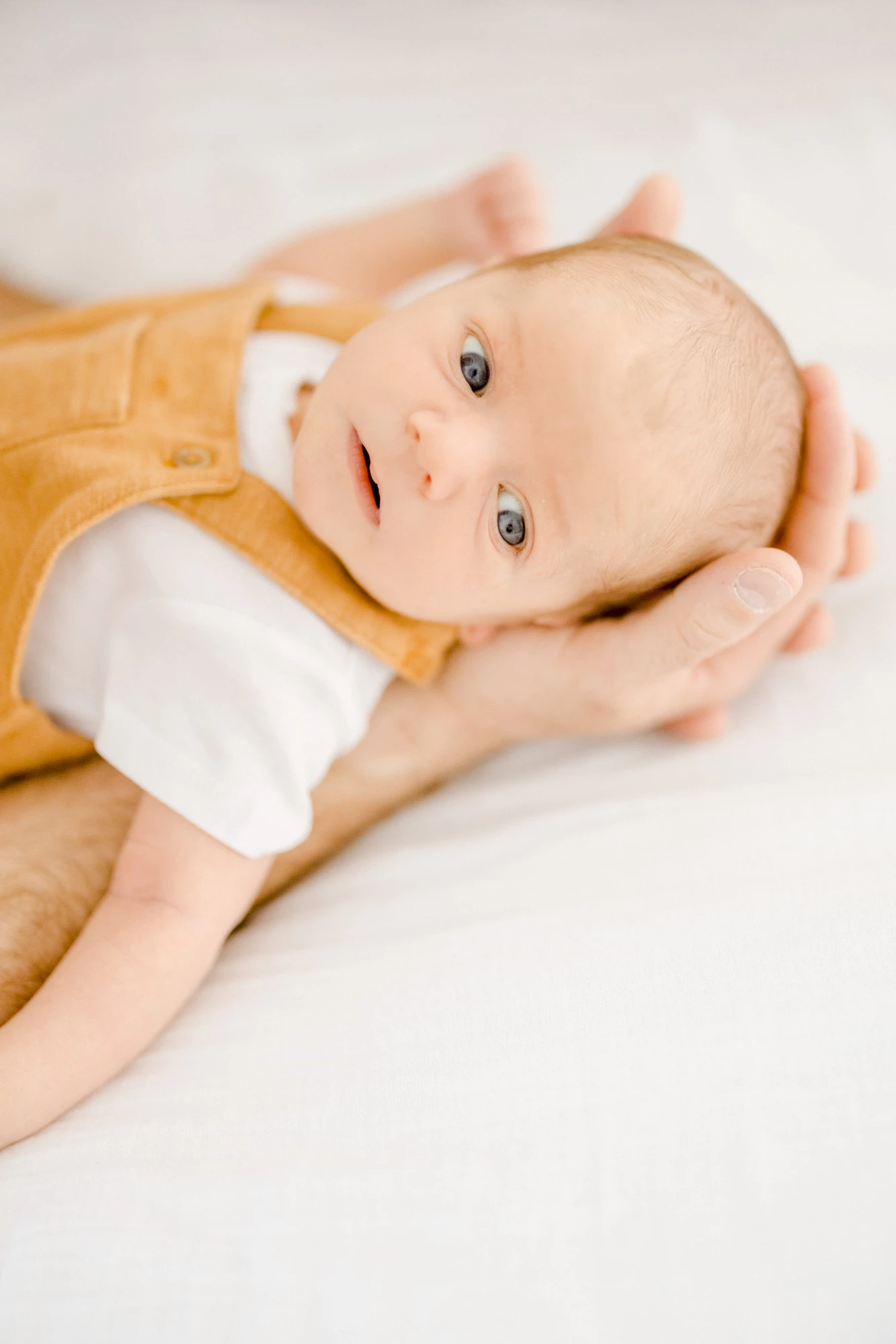 enfant bonheur marron gris orange